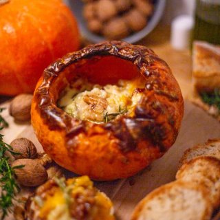 Ofen-Kürbis mit geschmolzenem Camembert