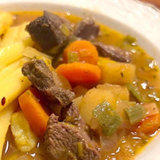 Gulasch mit Steckrüben und Schupfnudeln