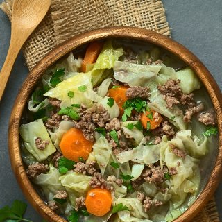 Deftiger Kohleintopf mit Hackfleisch