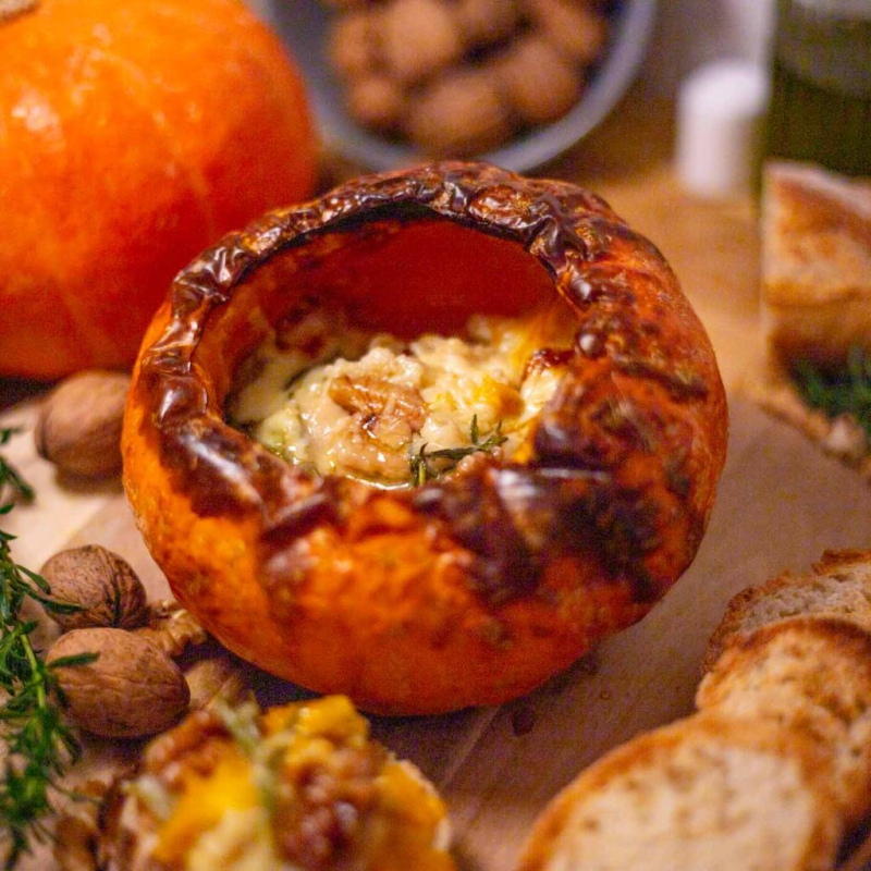 Ofen-Kürbis mit geschmolzenem Camembert
