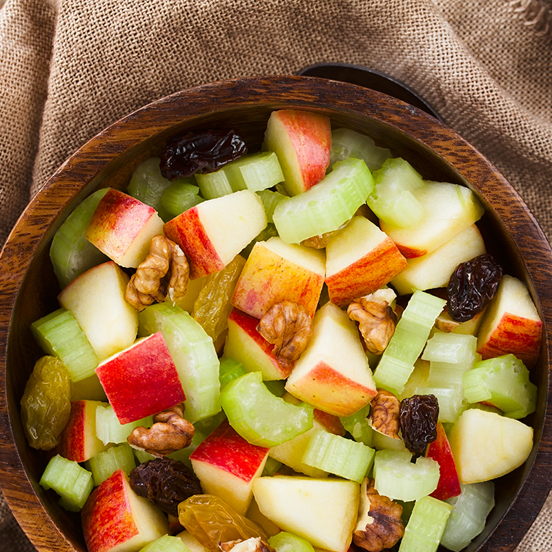 Salat von Staudensellerie mit Nüssen und Äpfeln