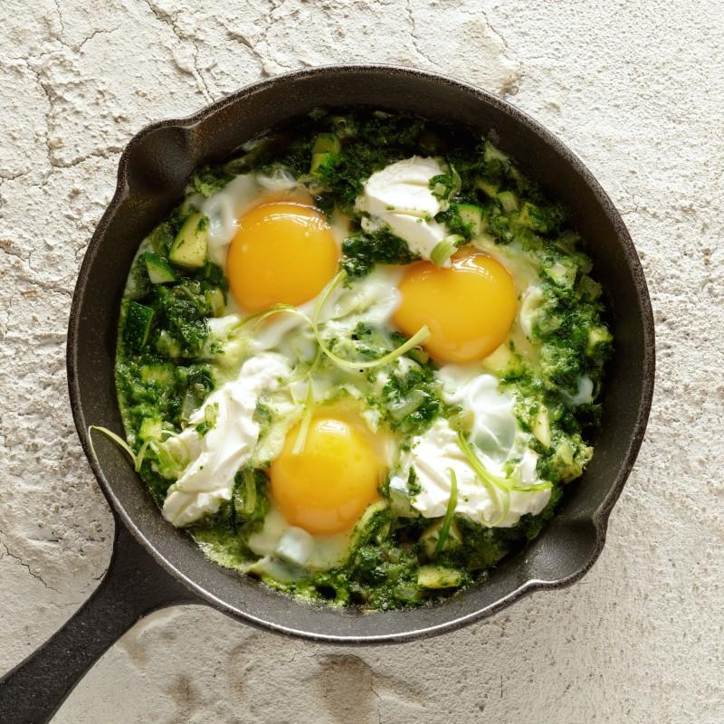 Grüne Shakshuka mit Spargel, Broccoli und Minze