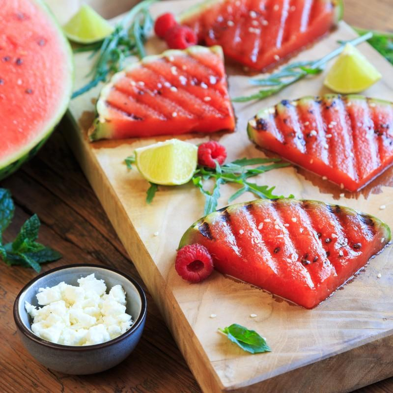 Gegrillte Wassermelone mit Fetakäse auf Rucola